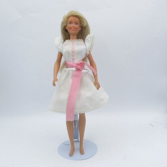 1987 Hasbro Maxi Doll Blonde Hair Striking Blue Eyes Redressed In White Dress Wi - Picture 2 of 6